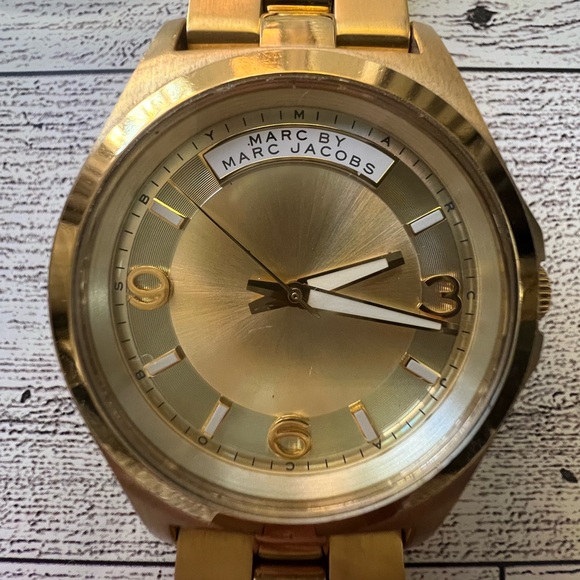MARC by Marc Jacobs Women’s Wrist Watch. Gold-Toned Band. - Picture 4 of 12